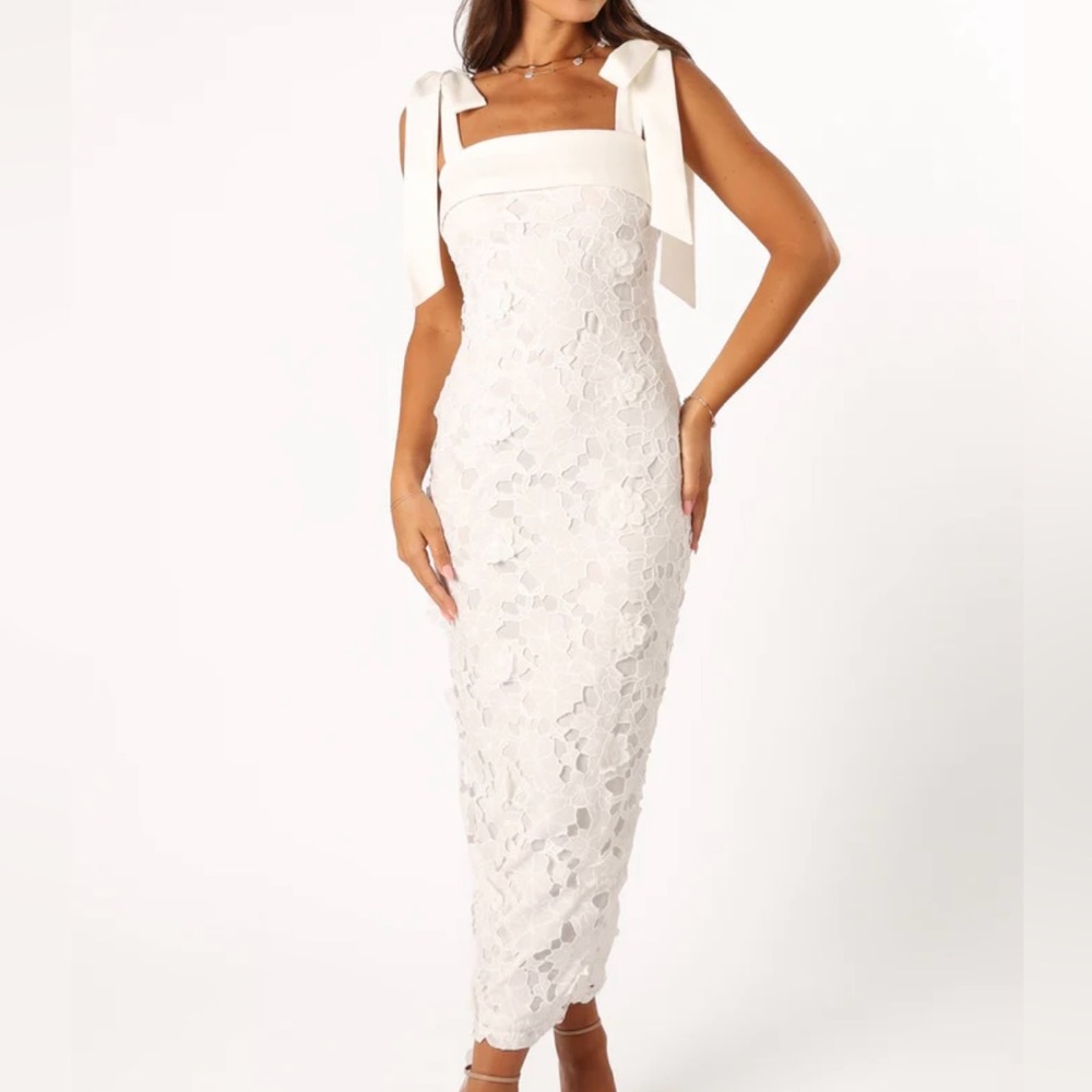 Beautiful white dress! Worn once for engagement photos and absolutely loved it.